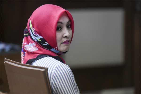 Mantan Anggota Komisi X DPR RI Angelina Sondakh menjadi saksi dalam sidang dengan terdakwa kasus korupsi proyek pembangunan Pusat Pendidikan, Pelatihan dan Sekolah Olahraga Nasional Hambalang, Andi Zulkarnaen Mallarangeng atau Choel Mallarangeng di Pengadilan Tipikor, Jakarta, Senin (22/5)./Antara-Hafidz Mubarak A