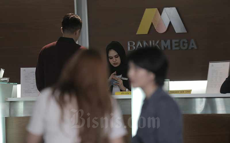 Karyawan melayani nasabah di salah satu kantor cabang PT Bank Mega Tbk (MEGA) di Jakarta, Selasa (2/7/2019). Bisnis/Nurul Hidayat