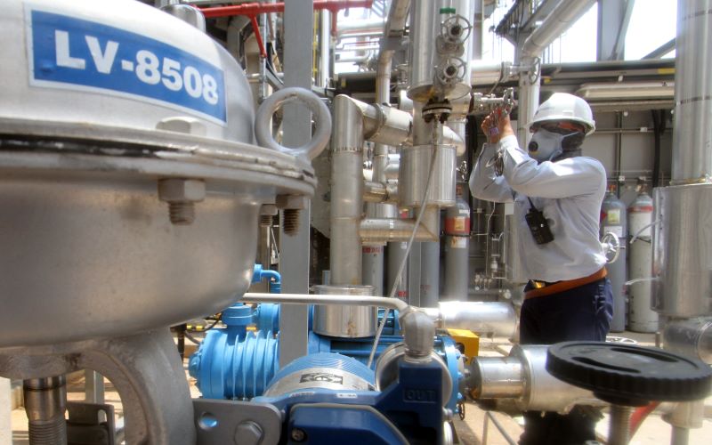 Pekerja mengoperasikan mesin di komplek pabrik PT Chandra Asri Petrochemical Tbk (TPIA), Cilegon, Banten./Antara - Muhammad Iqbal 