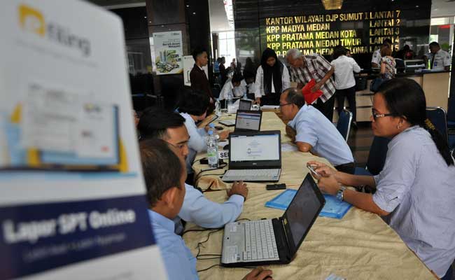 etugas Pajak melayani wajib pajak untuk mengisi form pelaporan SPT Pajak Tahunan melalui daring di Kantor Wilayah Direktorat Jenderal Pajak Sumut I di Medan, Sumatera Utara, Rabu (27/3/2019).ANTARA FOTO/Septianda Perdana