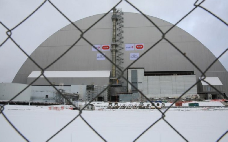 Foto yang diabadikan pada 29 November 2016 ini menunjukkan penutup pelindung baru pada reaktor nuklir Chernobyl No.4 yang hancur di PLTN Chernobyl, yang terletak 110 kilometer di utara Kiev, ibu kota Ukraina./Antara