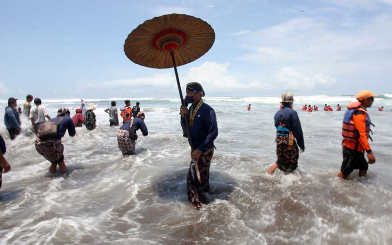  Abdi Dalem Keraton Yogyakarta Lakukan Prosesi Labuhan di Pantai Parangkusumo