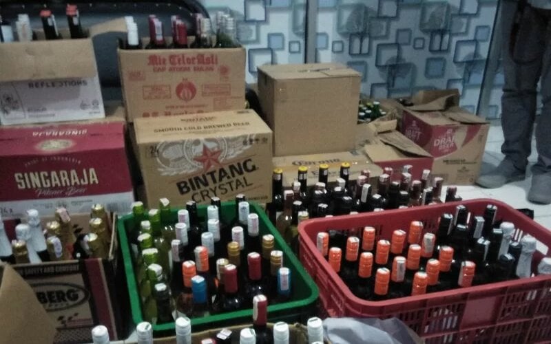  Polisi Sita 1.023 Botol Miras di Kawasan Mandalika