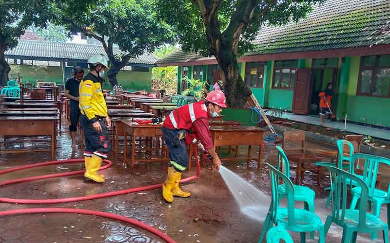  PT Semen Indonesia (Persero) Tbk. Salurkan Bantuan Untuk Korban Banjir Bandang di Tuban Jawa Timur