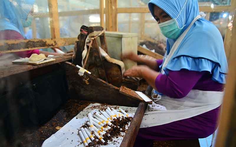  Buruh Linting Rokok di Kudus Dibayar Rp22.000 Per 1.000 Batang Rokok