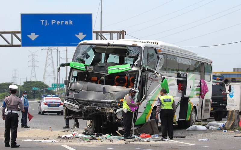 Fakta Kecelakaan Bus Tabrak Truk di Jalan Tol Surabaya, Berawal Penumpang Ambil Alih Kemudi hingga 3 Orang Tewas