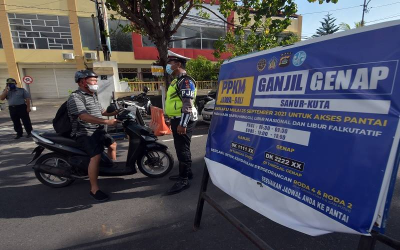 Polisi meminta pengendara sepeda motor dengan plat nomor ganjil untuk putar balik saat penerapan ganjil genap dalam Pemberlakuan Pembatasan Kegiatan Masyarakat (PPKM) level 3 di pintu masuk Pantai Bangsal Sanur, Denpasar, Bali, Sabtu (2/10/2021). Pemberlakuan ganjil genap yang digelar di tujuh titik pintu masuk objek wisata yang terletak di wilayah Sanur tersebut untuk mengantisipasi kerumunan pada libur akhir pekan sebagai upaya menekan penyebaran Covid-19./Antara