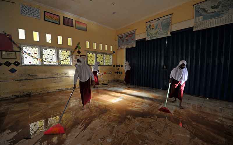  Banjir di Jambi Mulai Surut, Siswa Sekolah Membersihkan Ruang Kelas Yang Penuh Lumpur