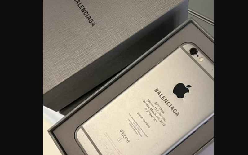  Balenciaga Kirim Undangan Fashion Show Menggunakan iPhone Rusak