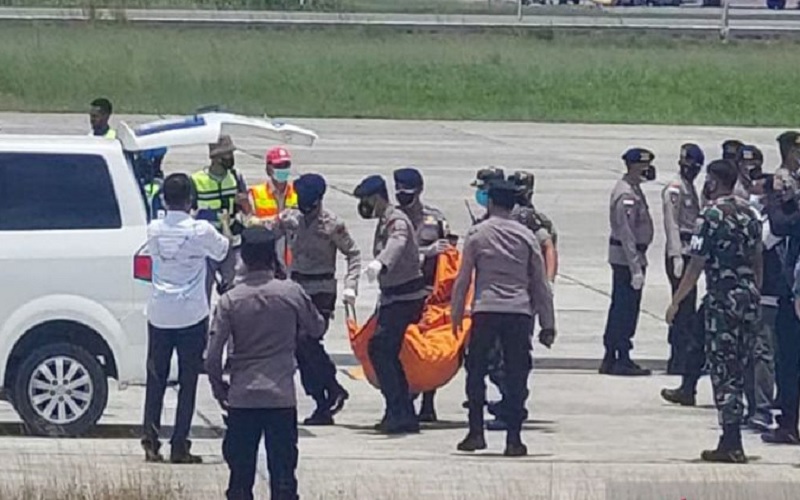  Pakai 4 Helikopter, Proses Evakuasi 8 Jenazah Karyawan PTT dari Lokasi Pembantaian KKB Papua ke RSUD Mimika