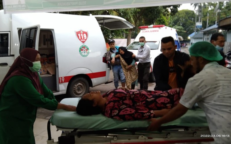 Warga Desa Sibanggor Julu, Kecamatan Puncak Sorik Marapi, Kabupaten Mandailing Natal, Sumatra Utara, dilarikan ke rumah sakit akibat keracunan gas PT. SMGP, Minggu (6/3/2022) (istimewa)