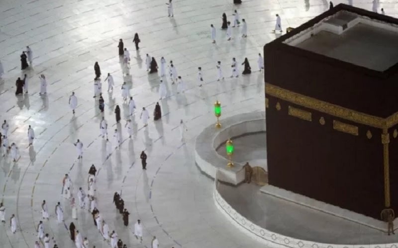 Kelompok pertama umat muslim melakukan ibadah umrah dengan penerapan protokol kesehatan di Masjidil Haram, Mekah, Arab Saudi, Sabtu (3/10/2020)./Antara