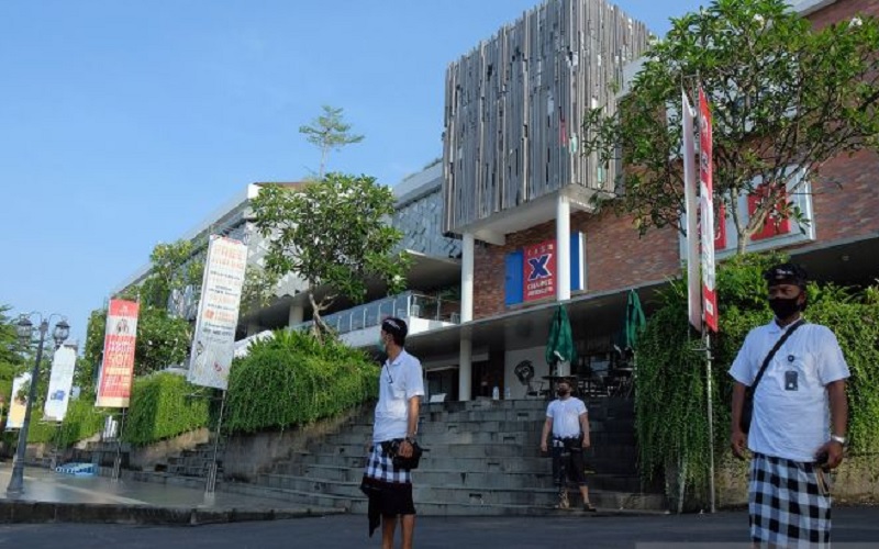 Pecalang atau petugas pengamanan desa adat di Bali memantau situasi di area pusat perbelanjaan saat Hari Raya Nyepi Tahun Baru Saka 1944 di wilayah Desa Sumerta Kelod, Denpasar, Bali, Kamis (3/3/2022)./Antara