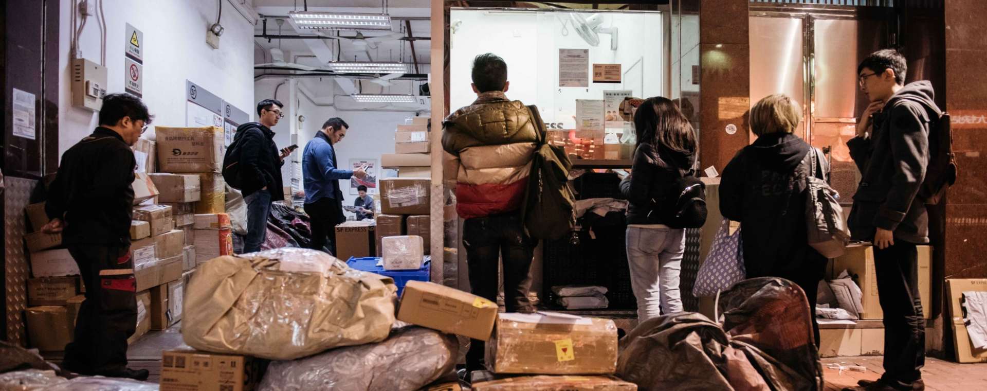 Pelanggan berbaris di salah satu gerai pengiriman logistik di China. /Bloomberg