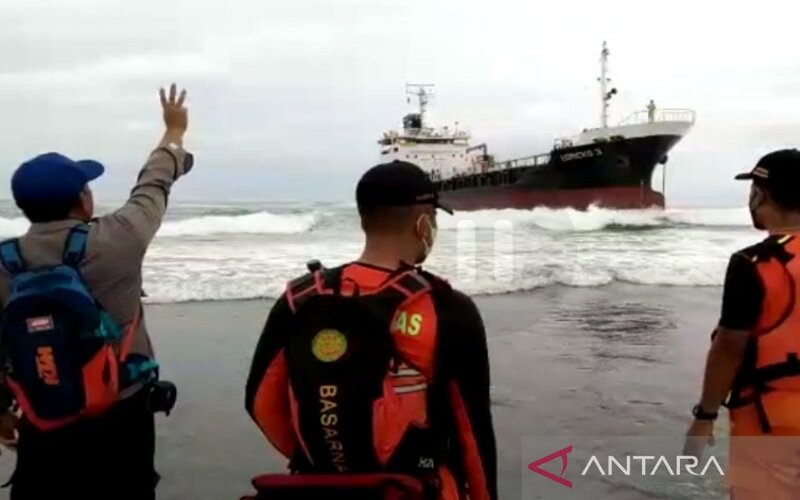  Kapal Tanker Kandas di Perairan Secang Garut