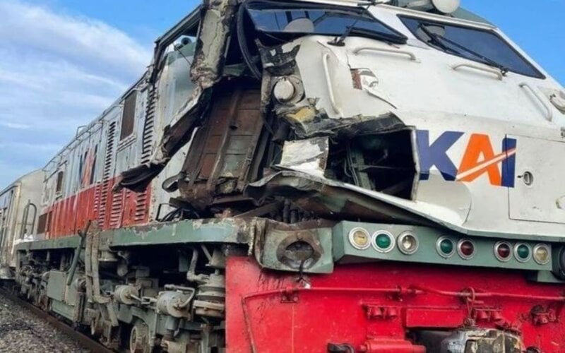  Kereta Api Tabrak Truk di Lamongan