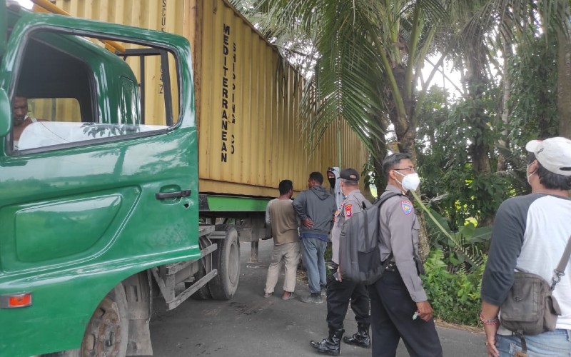 truk kontainer nyasar di jalan sempit perkampungan/ Harian Jogja