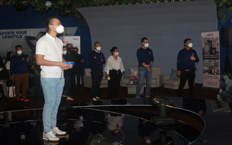 CEO PT Lippo Karawaci Tbk. (LPKR) John Riady memberikan sambutan dalam acara Pemilihan Unit Cendana Cove Verdant yang berlokasi di Lippo Karawaci Central, Tangerang, pada Sabtu (12/2/2022)./Istimewa