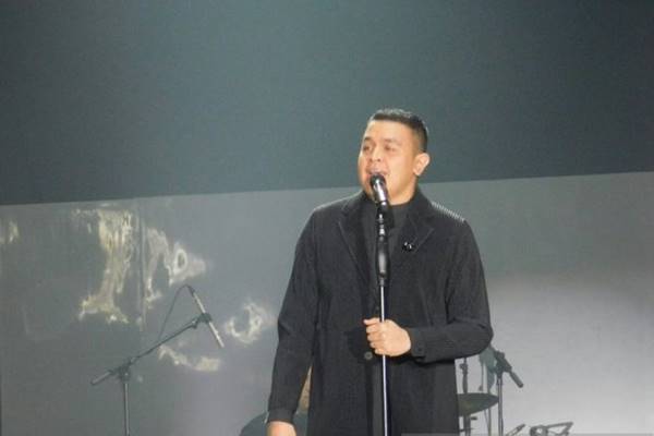 Penyanyi Tulus dalam konser Monokrom di Istora Senayan, Jakarta, Rabu (6/2/2019)./Antara