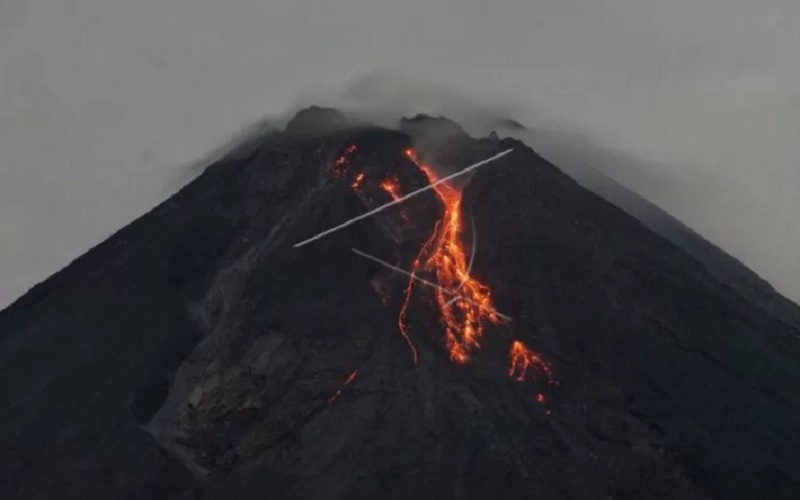 rnGuguran lava pijar Gunung Merapi terlihat dari Turi, Sleman, D.I Yogyakarta, Jumat (5/3/2021). Menurut data Balai Penyelidikan dan Pengembangan Teknologi Kebencanaan Geologi (BPPTKG) periode pengamatan Kamis (4/3/2021)./Antararnrn