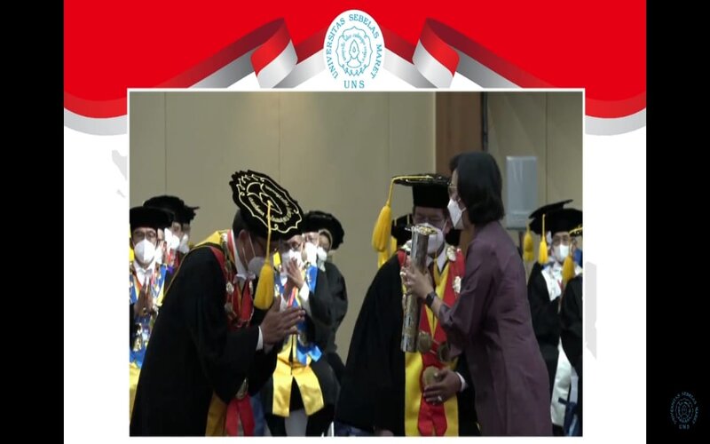  Sri Mulyani Raih Tanda Jasa di Bidang Kebijakan Fiskal dari UNS