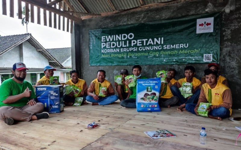 Sebagian petani sayuran di Lumajang yang terdampak erupsi Gunung Semeru menerima bantuan dari PT East West Seed Indonesia (Ewindo)./Istimewa
