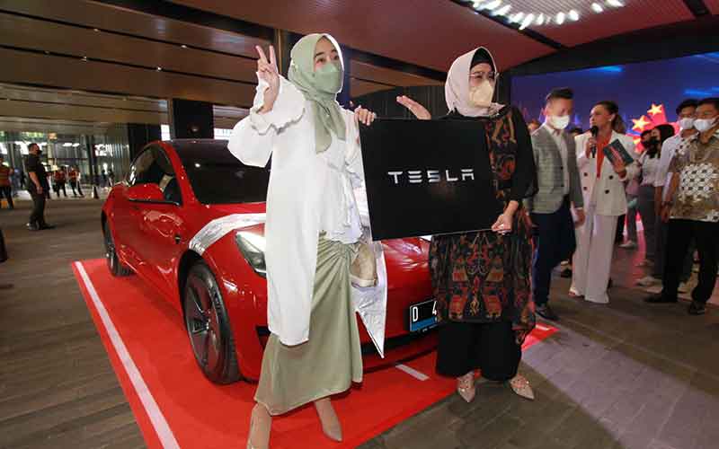  BNI Serahkan Hadiah Grand Prize Mobil Listrik Tesla Model 3