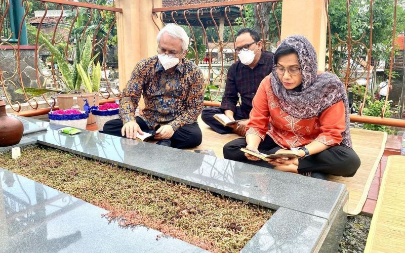  Menkeu Sri Mulyani Nyekar ke Makam Orang Tua, Jadi Wujud Cinta dan Bakti