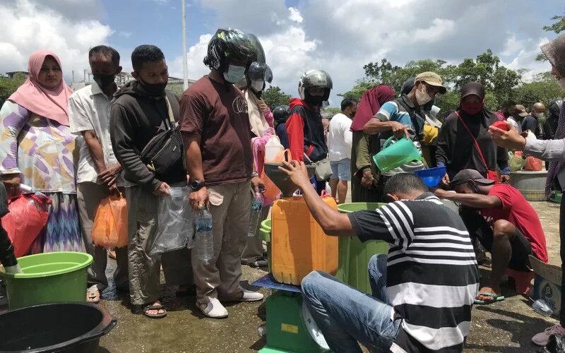  Warga Mengantre Sejak Subuh Demi Minyak Goreng di Tembilahan