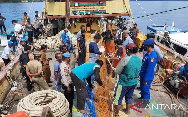 Polres Natuna menangkap KM SS yang melanggar aturan daerah penangkapan ikan di Perairan Natuna Kepulauan Riau beberapa waktu lalu./Antara-Cherman.