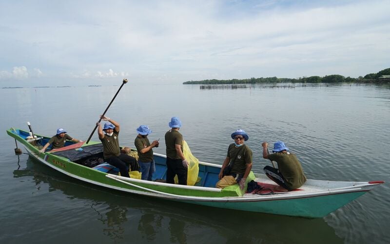  Pesisir Biringkassi Jadi Lokasi Coastal Clean Up dari Semen Tonasa