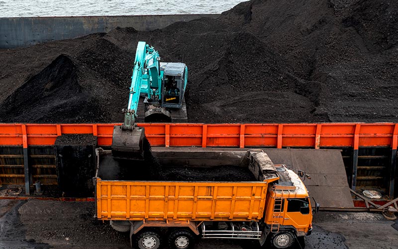 Pekerja mengoperasikan alat berat saat bongkar muat batu bara ke dalam truk di Pelabuhan PT Karya Citra Nusantara (KCN), Marunda, Jakarta, Rabu (12/1/2022). ANTARA FOTO/M Risyal Hidayat