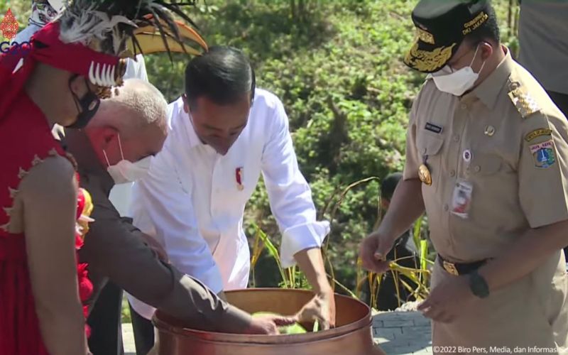  Jokowi Tuang Tanah dan Air yang Dibawa Anies ke Kendi Nusantara di IKN