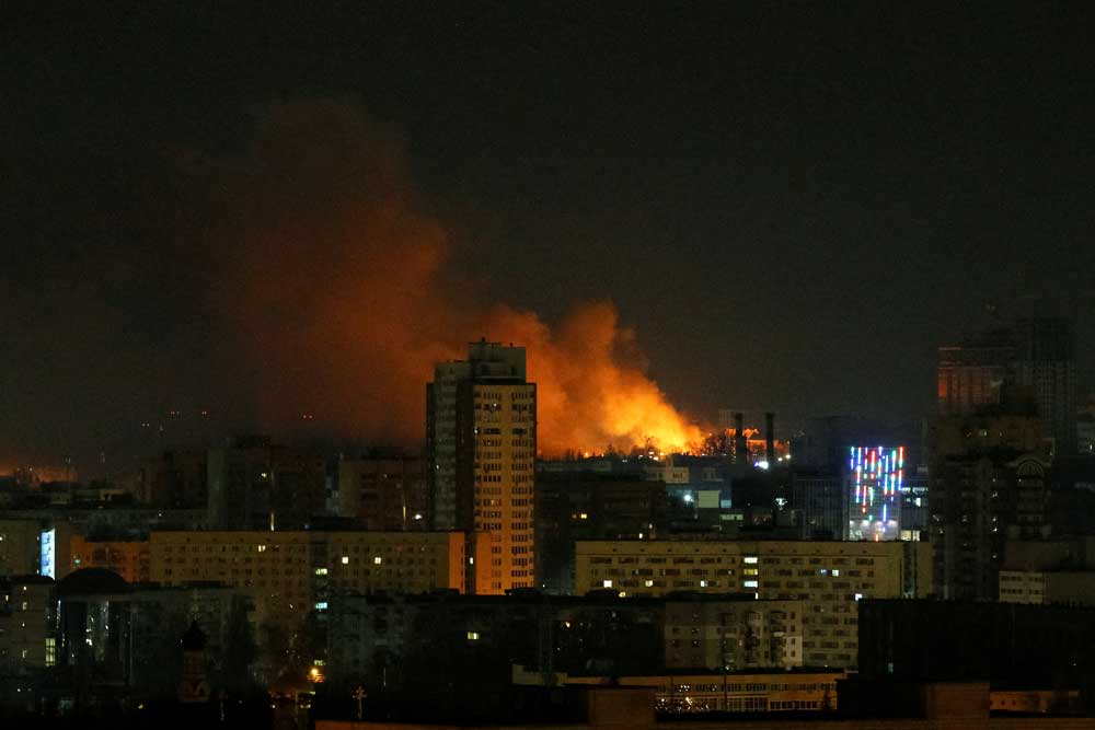 Asap dan api terlihat di Kyiv saat Rusia melanjutkan invasi ke Ukraina, Sabtu (26/2/2022). REUTERS/Gleb Garanich