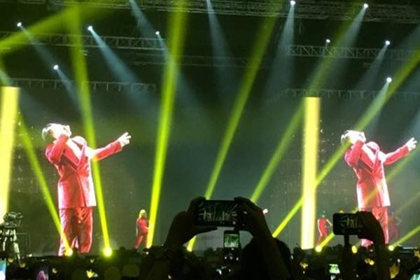 Leader boyband BIGBANG G-Dragon dalam konser solonya bertajuk G-Dragon 2017 World Tour Act III: M.O.T.T.E yang digelar di Indonesia Convention Exhibition (ICE) Hall, Serpong, Minggu (3/9/2017)./Antara