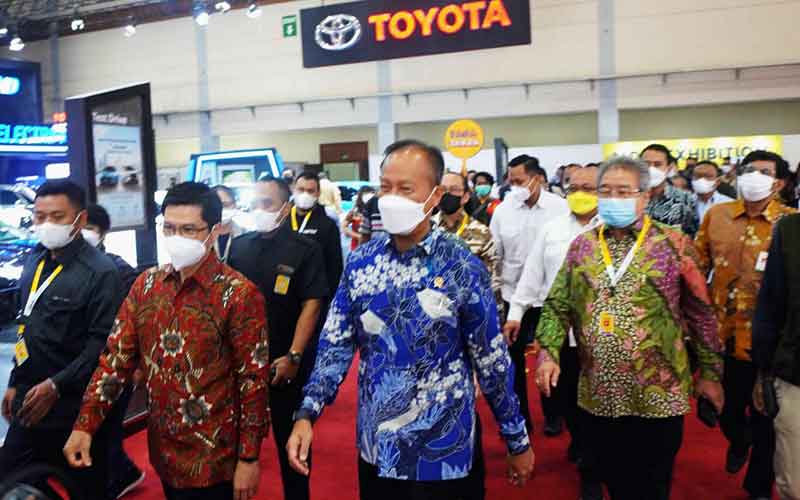  Menperin Kunjungi Booth Toyota di Jakarta Auto Week 2022