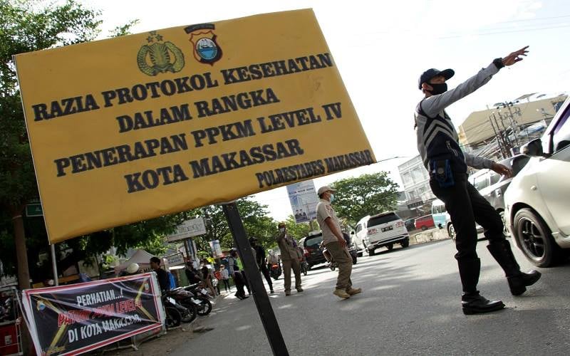 Petugas melakukan razia protokol kesehatan saat penyekatan di perbatasan Makassar-Gowa, Makassar, Sulawesi Selatan, Minggu (29/8/2021). Penyekatan tersebut untuk membatasi mobilitas masyarakat serta merazia pengendara yang tidak memakai masker saat penerapan Pemberlakuan Pembatasan Kegiatan Masyarakat (PPKM) level empat yang diperpanjang hingga 6 September 2021 sebagai upaya penanganan Covid-19. ANTARA FOTO/Arnas Padda