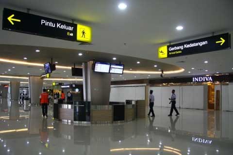 Sejumlah pekerja melintas di lorong lobby Terminal 2 (T2) Bandara Juanda Surabaya di Sidoarjo, Jatim, Senin (10/2). Terminal baru yang dibangun untuk mengurai kepadatan jumlah penumpang di Bandara Juanda Surabaya, Jawa Timur, yang terus meningkat ini akan mulai dioperasikan pada 14 Februari 2014 mendatang.  