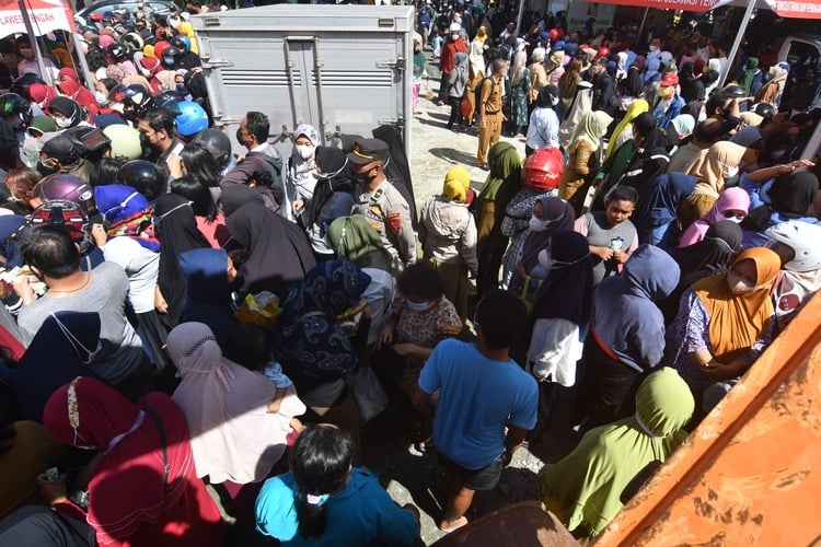  Warga Kendari Antre Minyak Goreng Murah