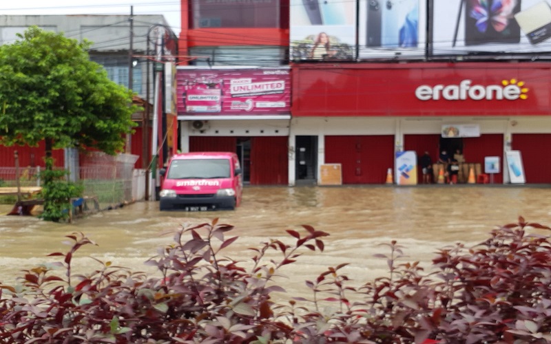  Akibat Hujan Lebat, Banjir Cukup Dalam Terjadi di Sejumlah Kawasan Balikpapan