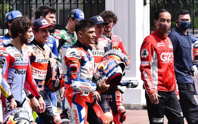  Yuk! Intip Outfit Jokowi saat Temui Pembalap MotoGP di Jakarta