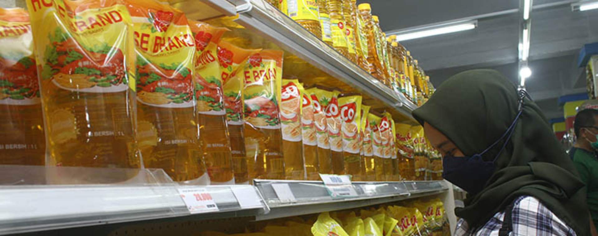 Seorang pengunjung memilih minyak goreng yang dijual di supermarket di Pontianak, Kalimantan Barat, Kamis (23/12/2021). - Antara Foto/Jessica Helena Wuysang