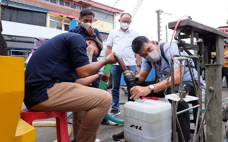 Petugas PT Perusahaan Perdagangan Indonesia (PPI) mendistribusikan minyak goreng murah kepada pedagang pasar tradisional di wilayah Jakarta/PPI