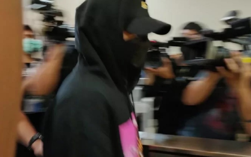 YouTuber Reza Arab penuhi panggilan penyidik Dittipidsiber Bareskrim Polri, diperiksa sebagai saksi Doni Salamanan, di Jakarta, Kamis (17/3/2022)./Antara