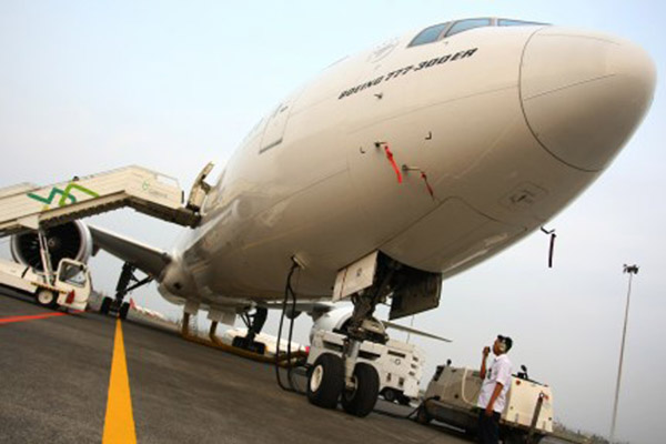 Petugas Garuda Indonesia Maintenance Facilities (GMF AeroAsia) memeriksa hidrolik pesawat Garuda Indonesia Boeing 777 - 300ER./Antara-Muhammad Iqbal