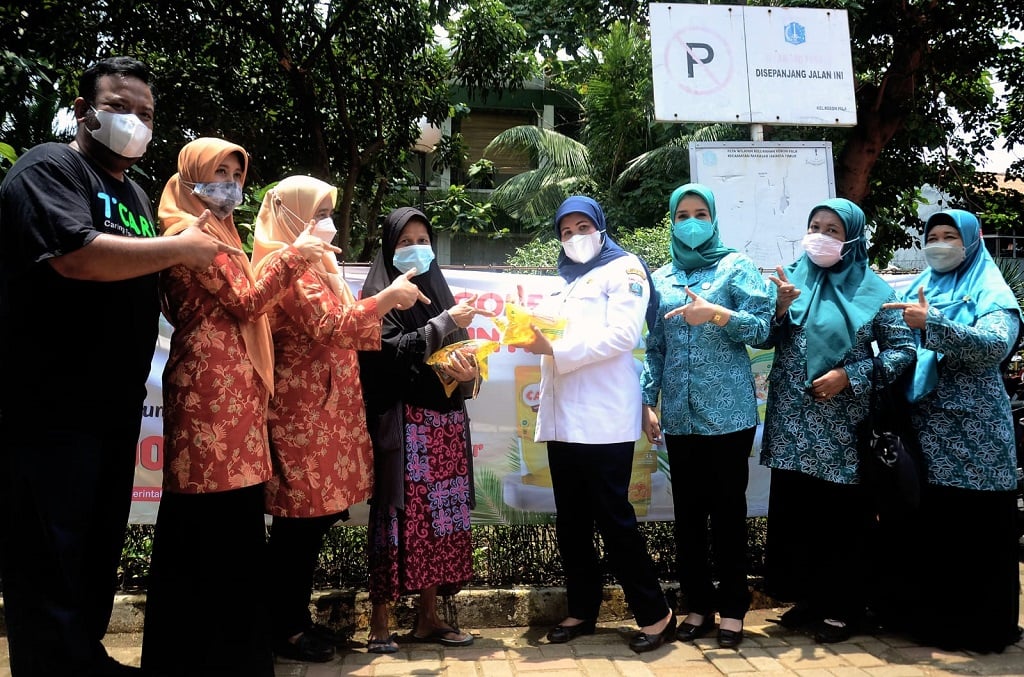  Distribusi Minyak Goreng untuk Jakarta, Apical Group dan T.Care Gelar Penjualan 36,000 Liter