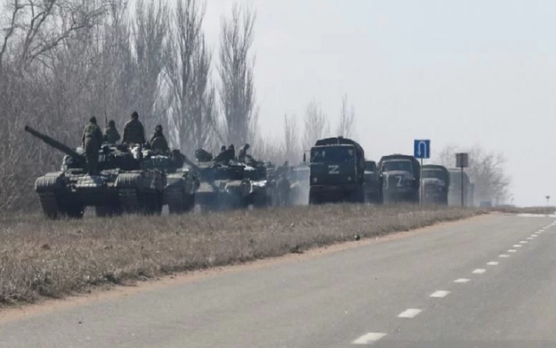 Pemandangan menunjukkan konvoi pasukan pro-Rusia saat konflik Ukraina-Rusia di luar kota Volnovakha yang dikuasai separatis di wilayah Donetsk, Ukraina, Sabtu (12/3/2022)./Antara-Reuters