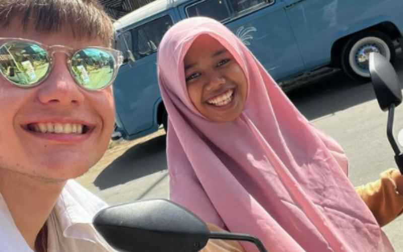  Momen Kocak Pembalap Barry Baltus Dibonceng Wanita Keliling Lombok