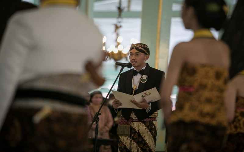 Bhre Cakrahutomo Wira Sudjiwo membaca surat kekancingan atau piagam pengukuhan sebagai Mangkunagoro X pada Jumenengan di Pura Mangkunegaran, Solo, Jawa Tengah, Sabtu (12/3/2022)/Antara