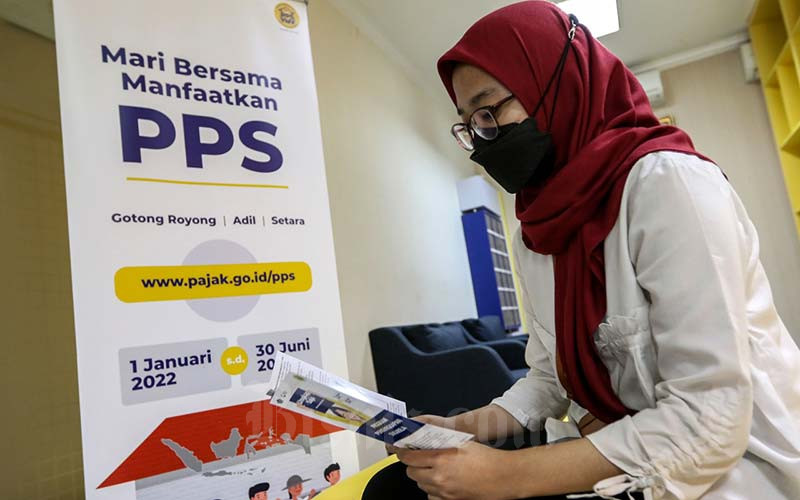 Wajib pajak mencari informasi mengenai program PPS di salah satu kantor pelayanan pajak pratama di Jakarta, Senin (17/1/2022). /Bisnis-Eusebio Chrysnamurti